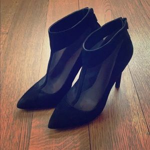 Pour la Victoire Vicki black suede booties